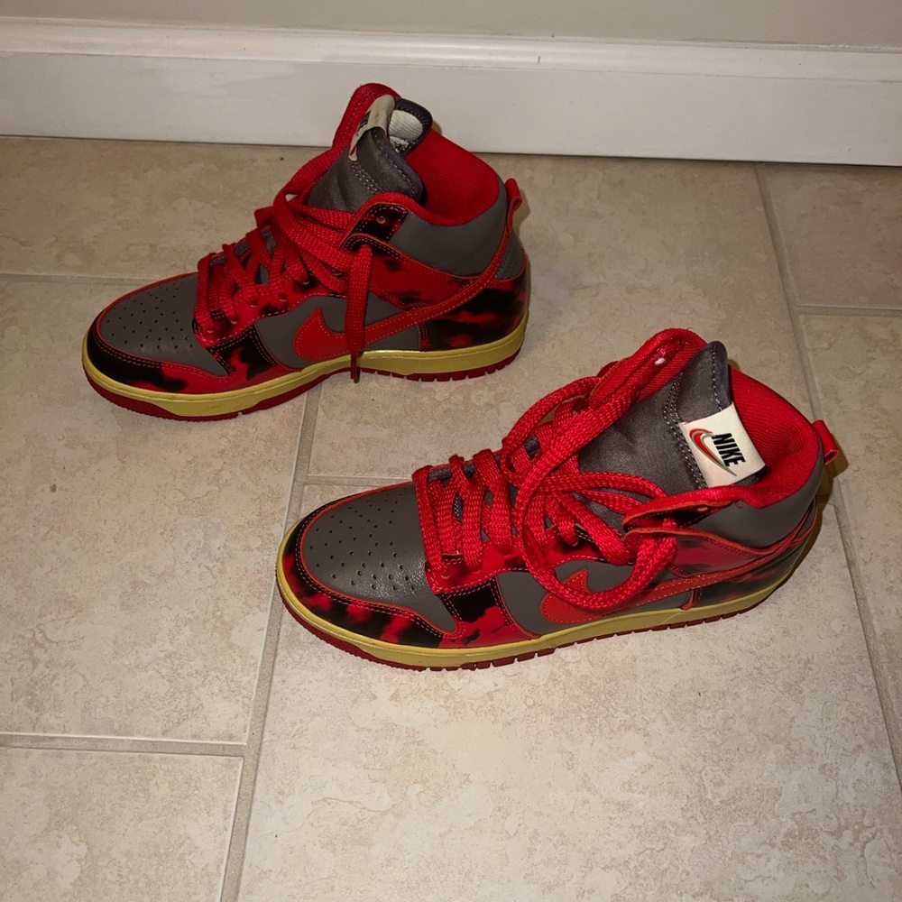 DUNK HIGH 1985 'ACID WASH' 
University Red/Chile Red